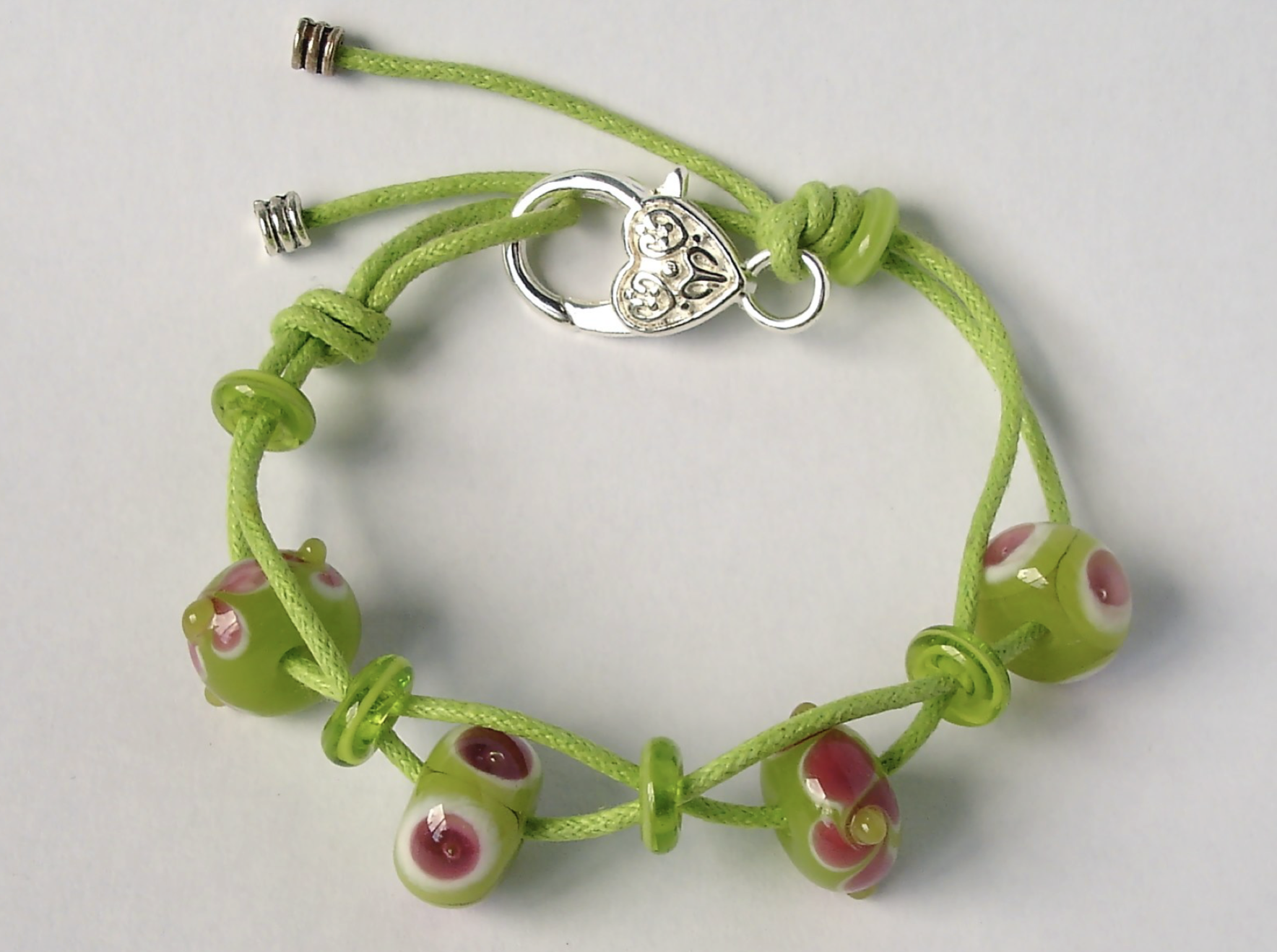 Oorbellen en armbandje voor de ‘jeugd’